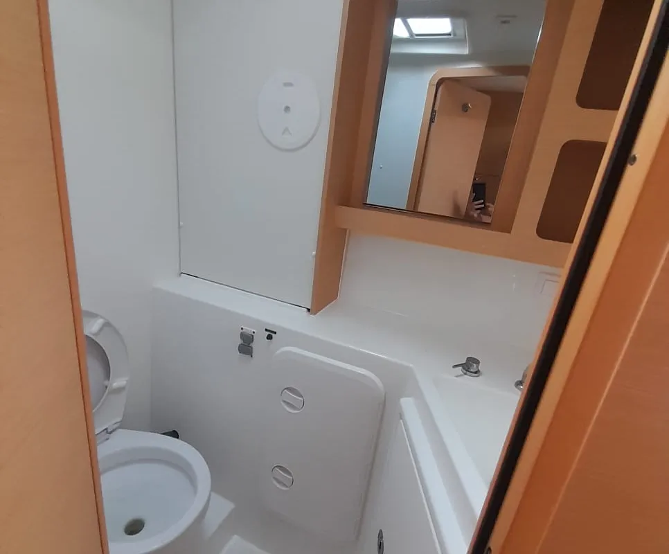 Speranza B&B, a Lagoon 42 catamaran at Hyères, France