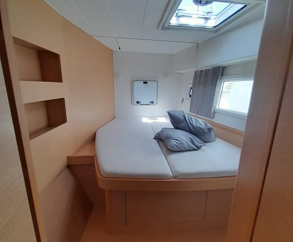 Speranza B&B, a Lagoon 42 catamaran at Hyères, France