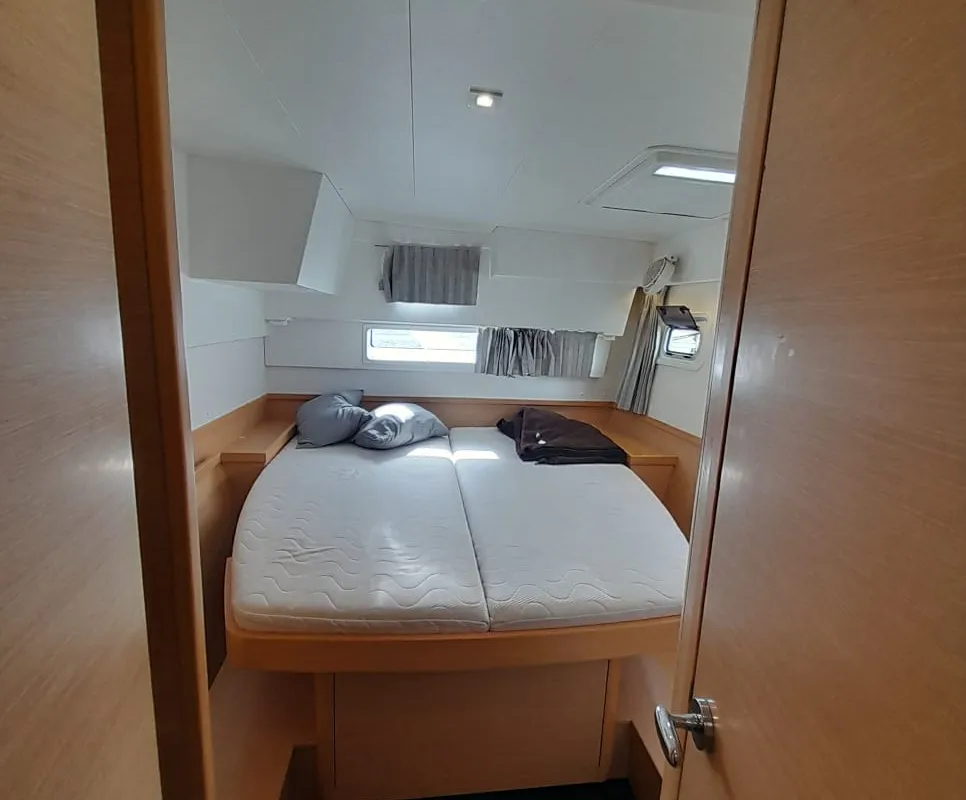 Speranza B&B, a Lagoon 42 catamaran at Hyères, France