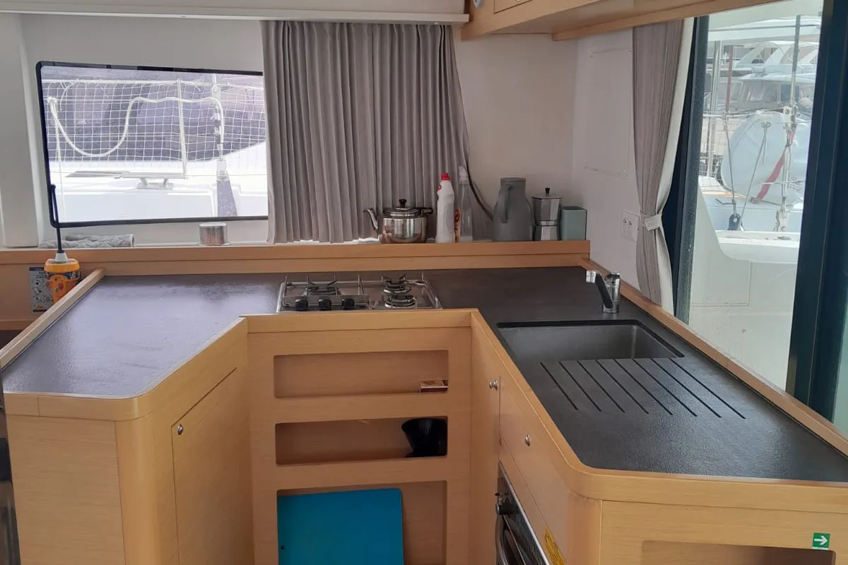 Speranza B&B, a Lagoon 42 catamaran at Hyères, France