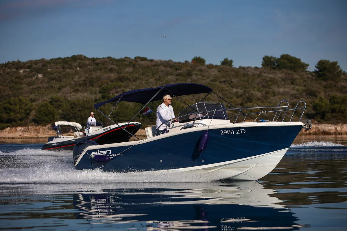 Exterior view of no name, a Elan 650 motorboat at Općina Sukošan, Croatia