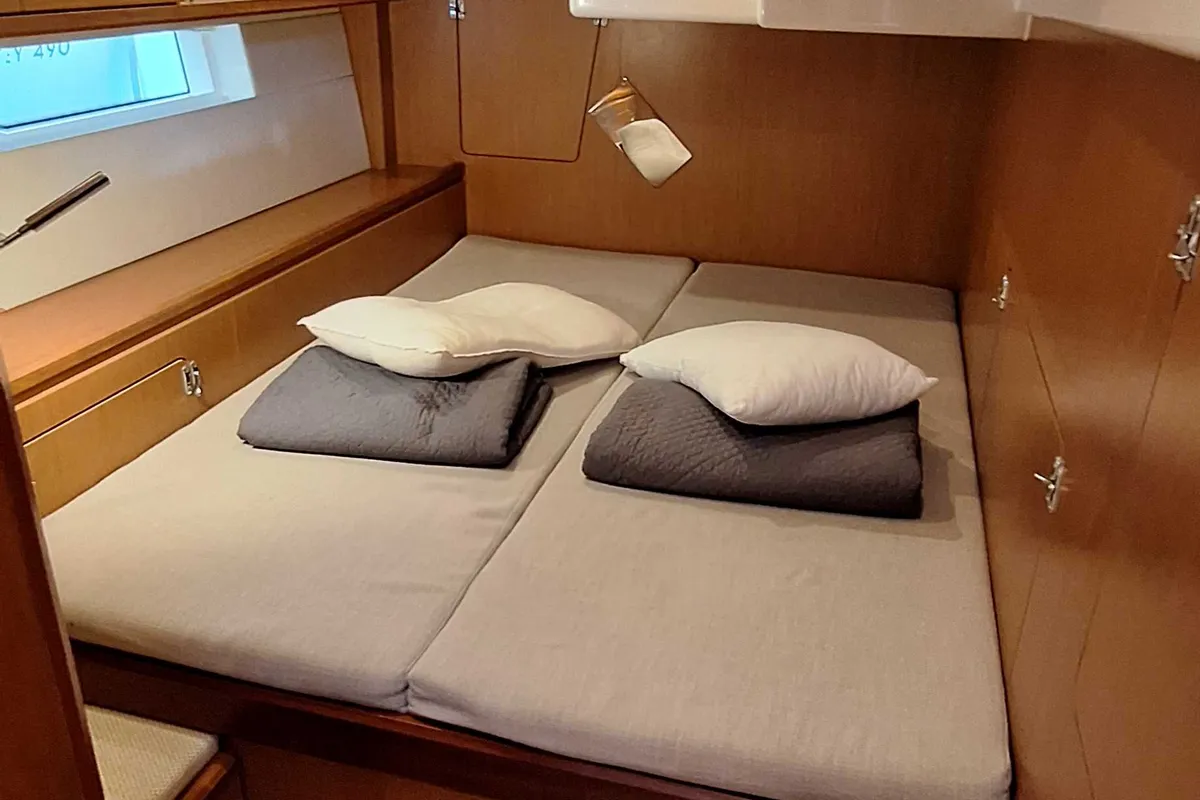 Cabin on Lady Flora 3, a Bavaria C50 sailboat at Ellomenos, Greece