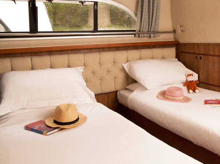 Cabin on Clipper - Comfort 40, a Cygnet Clipper motorboat at Hesse, France