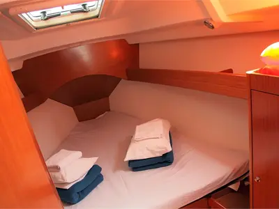 Cabin on Crash, a Beneteau Cyclades 43.4 sailboat at Figari/Golfo Aranci, Italy