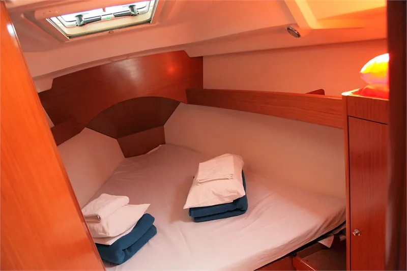 Cabin on Crash, a Beneteau Cyclades 43.4 sailboat at Figari/Golfo Aranci, Italy
