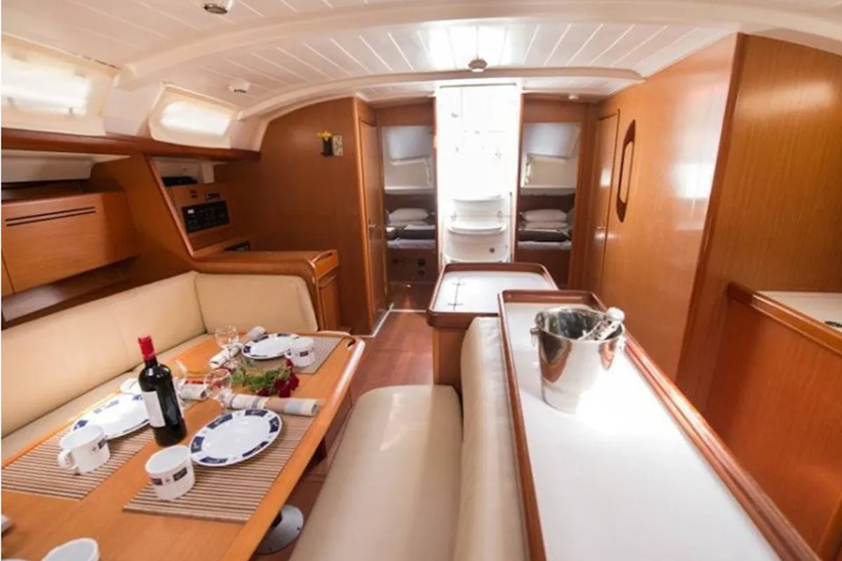 Salon of Crash, a Beneteau Cyclades 43.4 sailboat at Figari/Golfo Aranci, Italy