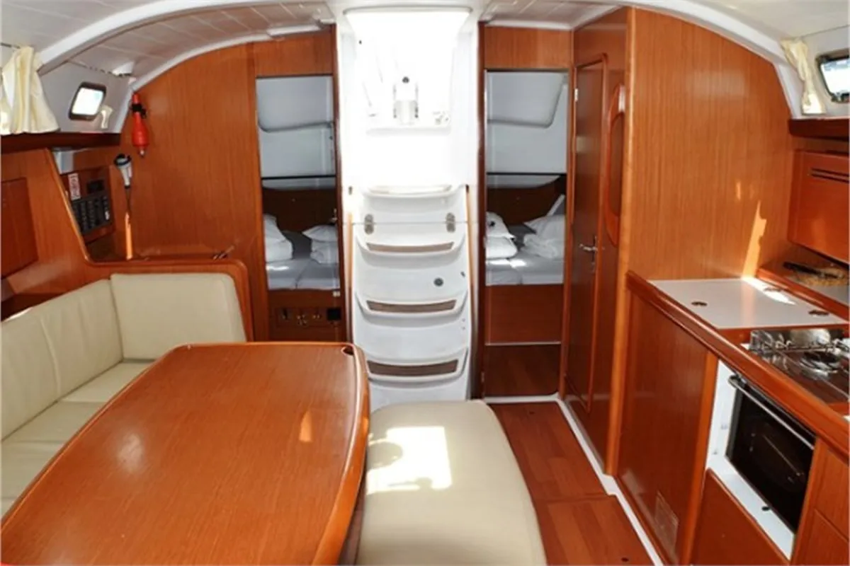 Salon of Crash, a Beneteau Cyclades 43.4 sailboat at Figari/Golfo Aranci, Italy