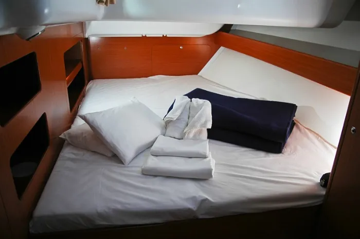 Cabin on Crash, a Beneteau Cyclades 43.4 sailboat at Figari/Golfo Aranci, Italy