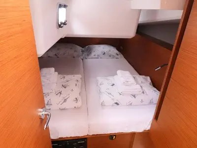 Cabin on Sandy, a Jeanneau Sun Odyssey 440 sailboat at Piombino, Italy