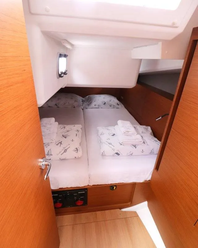 Cabin on Sandy, a Jeanneau Sun Odyssey 440 sailboat at Piombino, Italy