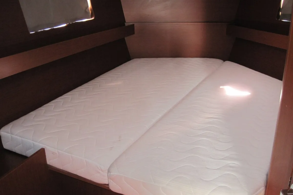 Cabin on Stella, a Beneteau Oceanis 41.1 sailboat at Capo d'Orlando, Italy
