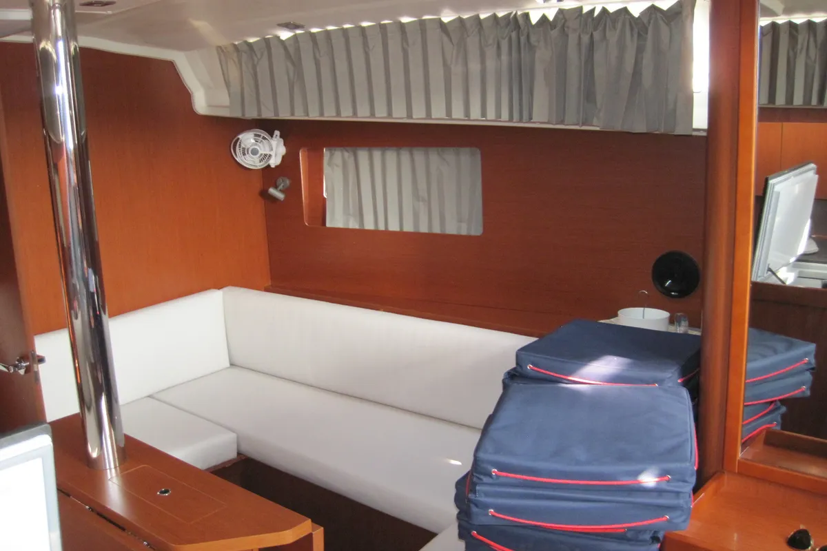 Salon of Stella, a Beneteau Oceanis 41.1 sailboat at Capo d'Orlando, Italy