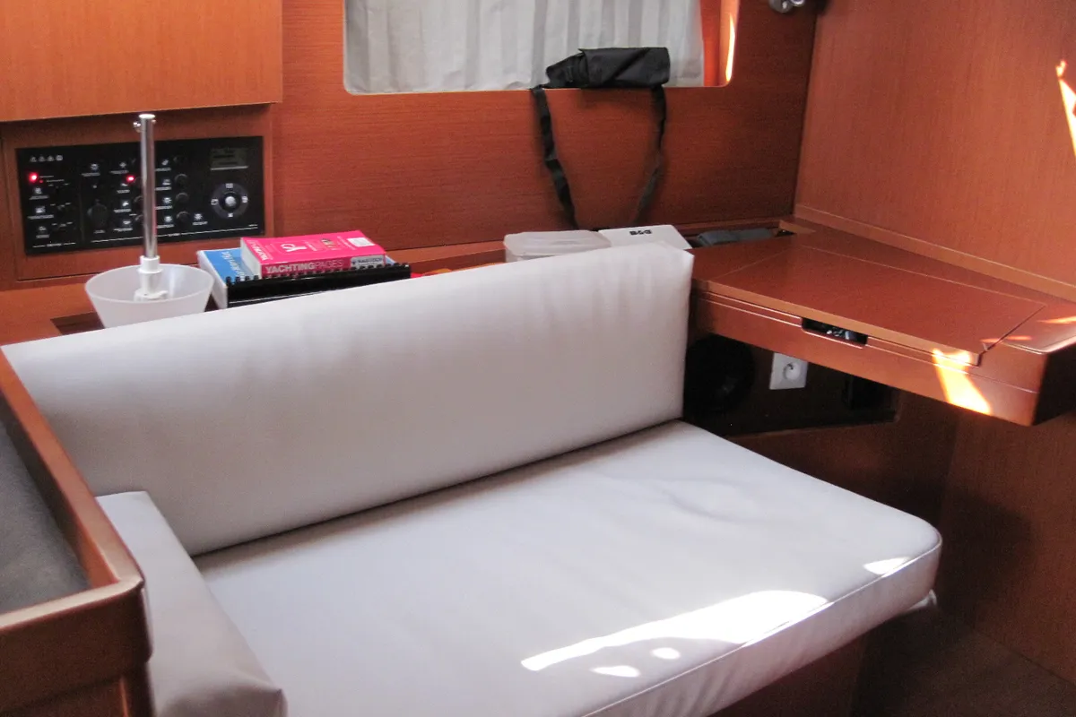 Salon of Stella, a Beneteau Oceanis 41.1 sailboat at Capo d'Orlando, Italy