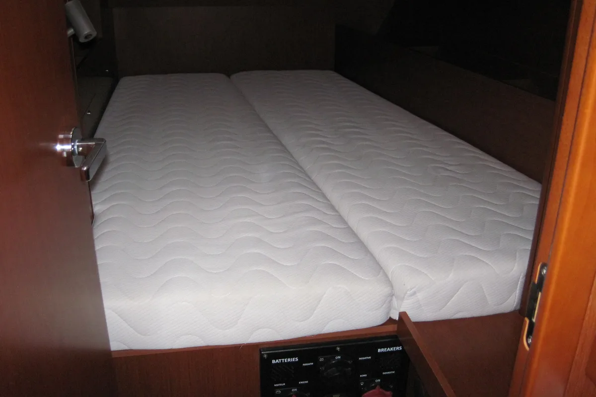 Cabin on Stella, a Beneteau Oceanis 41.1 sailboat at Capo d'Orlando, Italy
