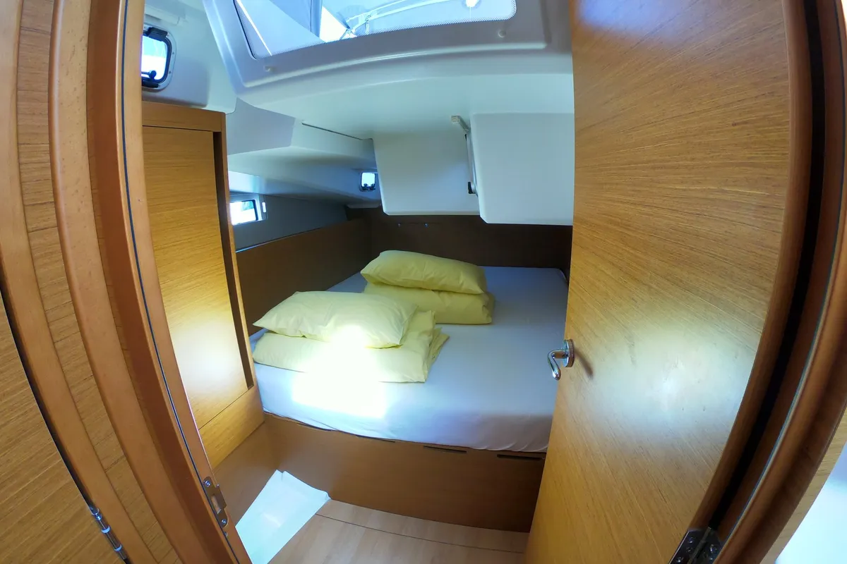 Cabin on Nonna, a Jeanneau Sun Odyssey 490 sailboat at Šibenik, Croatia