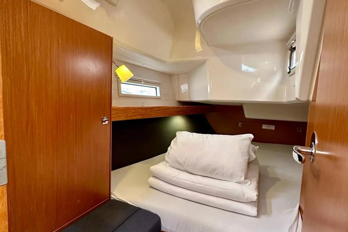 Cabin on Maestral, a Bavaria Cruiser 37 sailboat at Općina Pakoštane, Croatia