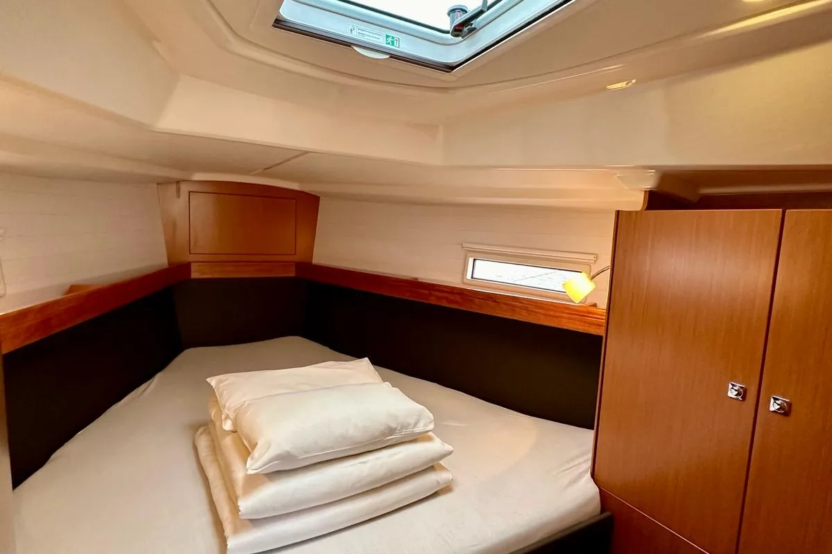 Cabin on Maestral, a Bavaria Cruiser 37 sailboat at Općina Pakoštane, Croatia