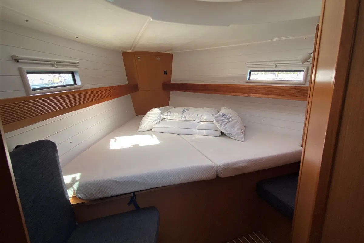 Cabin on Nia-Nya, a Bavaria Cruiser 40 sailboat at Općina Sukošan, Croatia