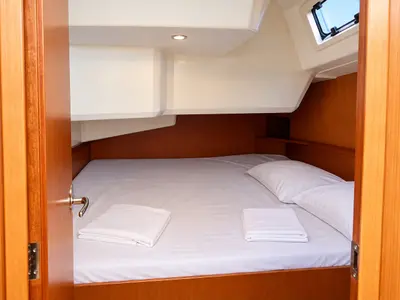 Cabin on Sakura J, a Bavaria 42 sailboat at Punta Ala, Italy
