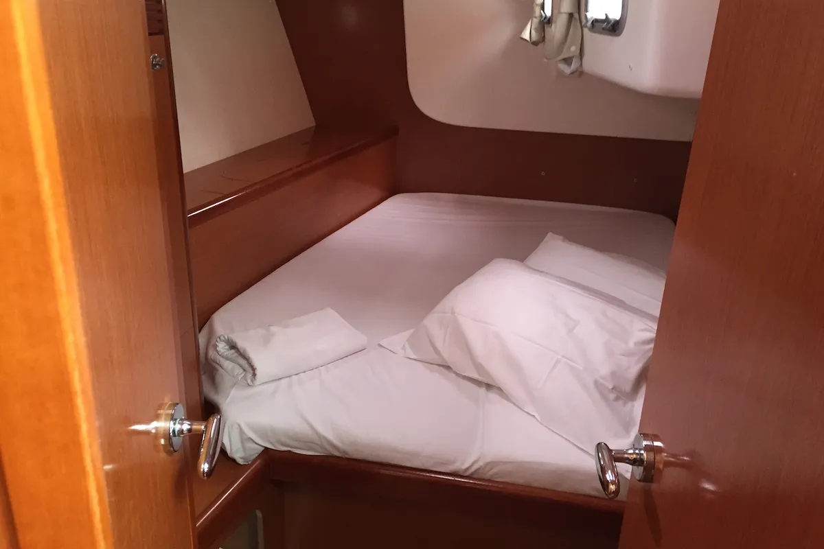 Cabin on Meissa, a Beneteau Oceanis 46 sailboat at Rosignano Solvay, Italy