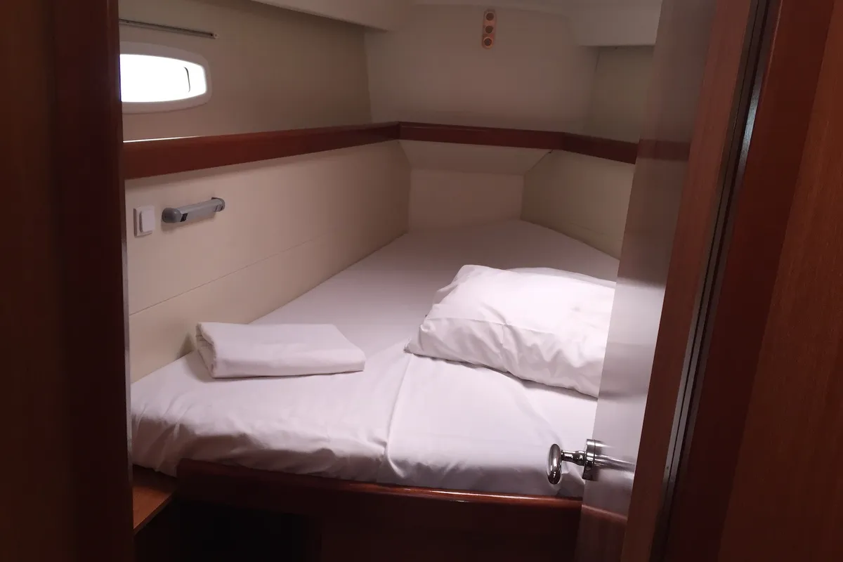 Cabin on Meissa, a Beneteau Oceanis 46 sailboat at Rosignano Solvay, Italy