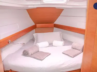 Cabin on Sora, a Jeanneau Sun Odyssey 409 sailboat at Dénia, Spain