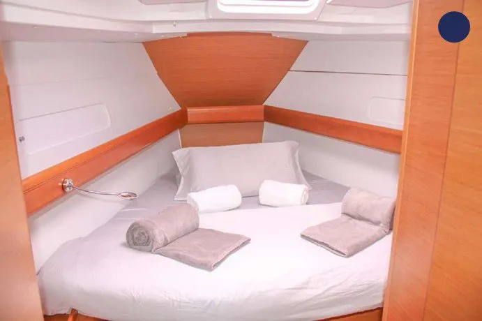 Cabin on Sora, a Jeanneau Sun Odyssey 409 sailboat at Dénia, Spain