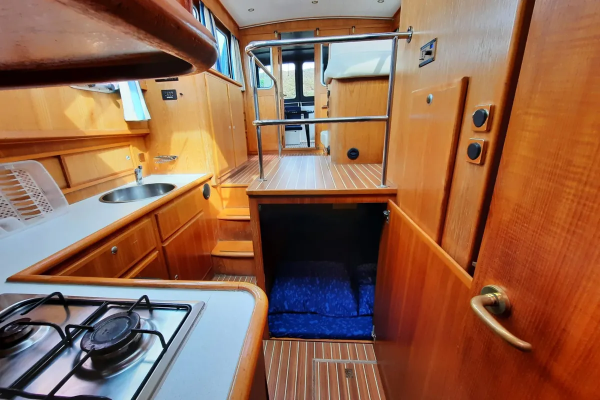 Galley of De Drait Bravoure 34, a motorboat at Woudsend, Netherlands