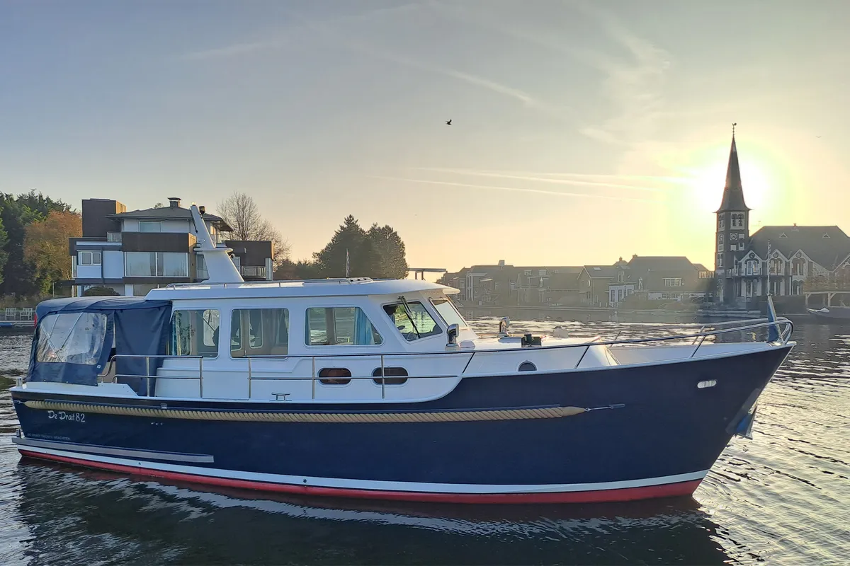 Exterior view of De Drait Bravoure 34, a motorboat at Woudsend, Netherlands