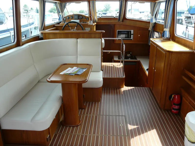 Salon of De Drait Bravoure 34, a motorboat at Woudsend, Netherlands