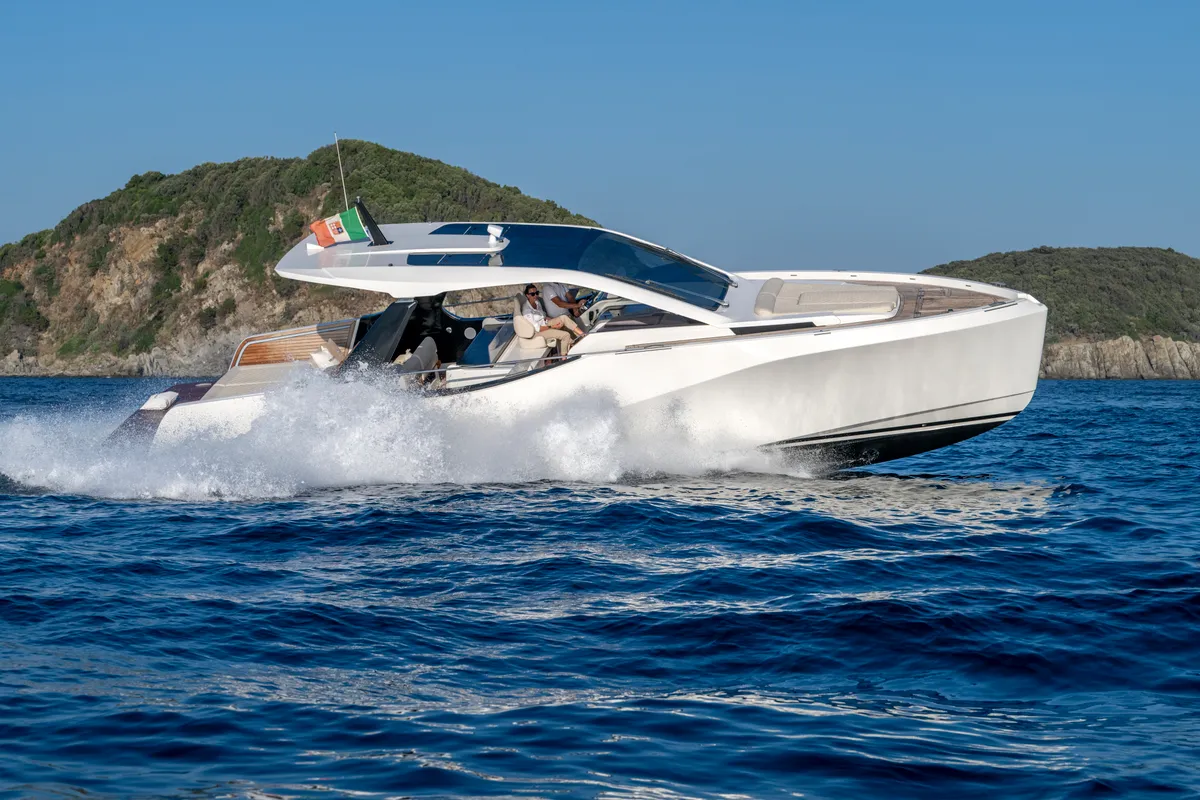 no_name, a Italia Yachts IY 43 Veloce motorboat at San Vincenzo, Italy