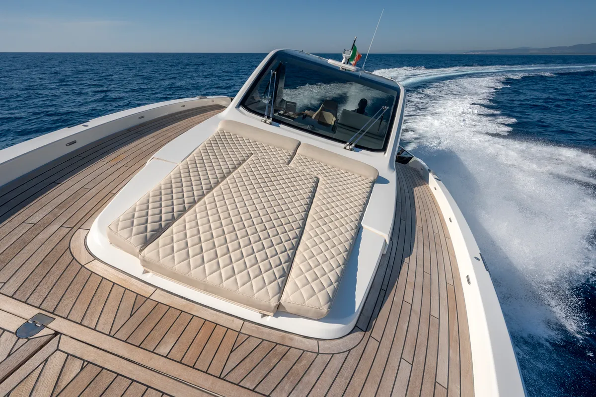 no_name, a Italia Yachts IY 43 Veloce motorboat at San Vincenzo, Italy