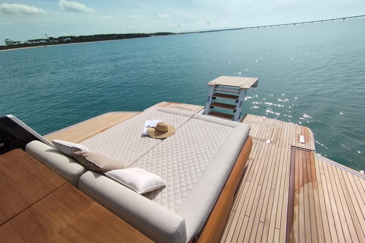 no_name, a Italia Yachts IY 43 Veloce motorboat at San Vincenzo, Italy