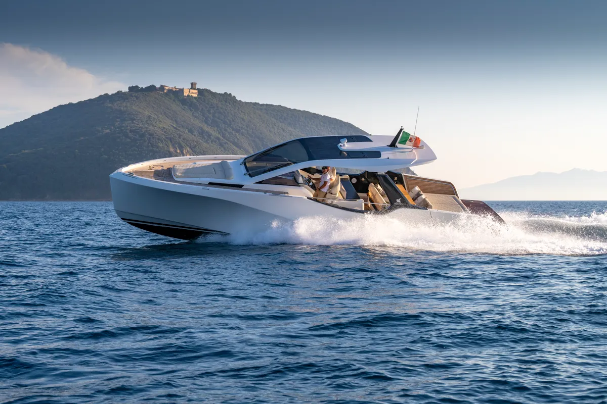 no_name, a Italia Yachts IY 43 Veloce motorboat at San Vincenzo, Italy