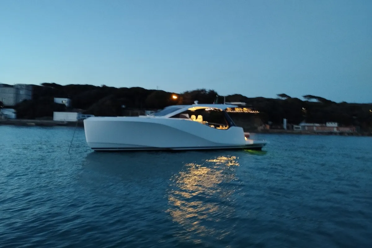 no_name, a Italia Yachts IY 43 Veloce motorboat at San Vincenzo, Italy