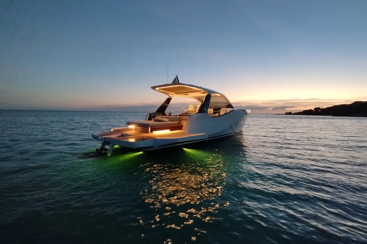 no_name, a Italia Yachts IY 43 Veloce motorboat at San Vincenzo, Italy
