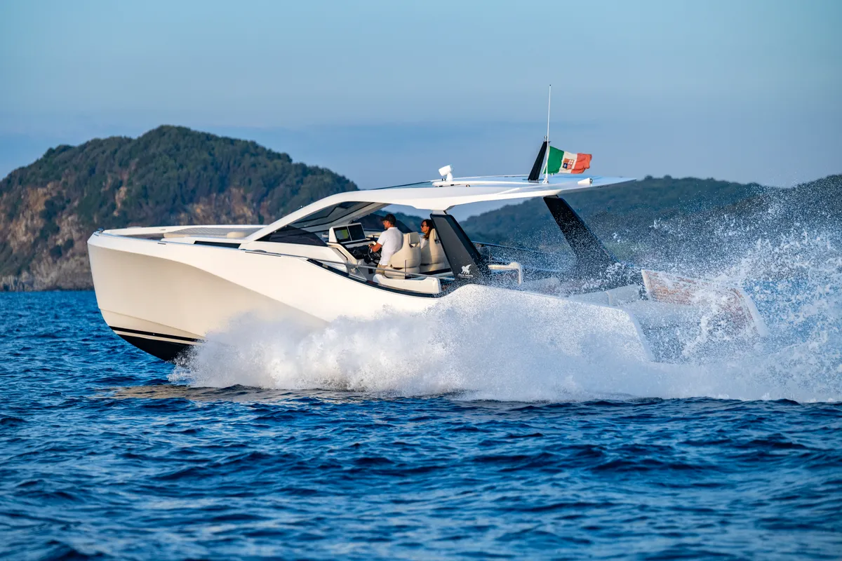 no_name, a Italia Yachts IY 43 Veloce motorboat at San Vincenzo, Italy