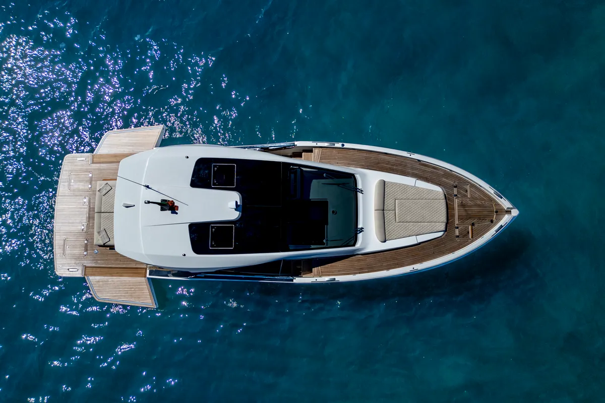no_name, a Italia Yachts IY 43 Veloce motorboat at San Vincenzo, Italy