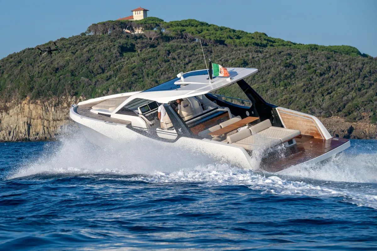 no_name, a Italia Yachts IY 43 Veloce motorboat at San Vincenzo, Italy