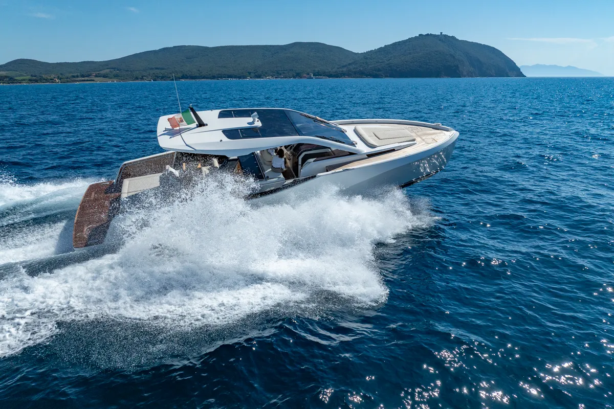 no_name, a Italia Yachts IY 43 Veloce motorboat at San Vincenzo, Italy