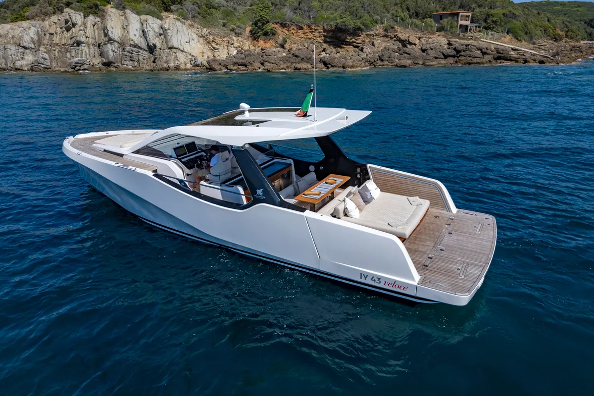 no_name, a Italia Yachts IY 43 Veloce motorboat at San Vincenzo, Italy