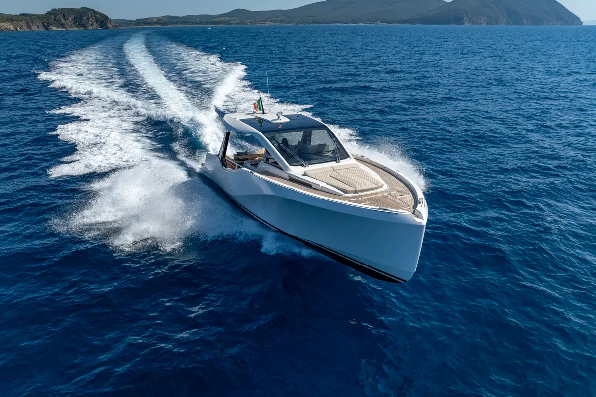 no_name, a Italia Yachts IY 43 Veloce motorboat at San Vincenzo, Italy
