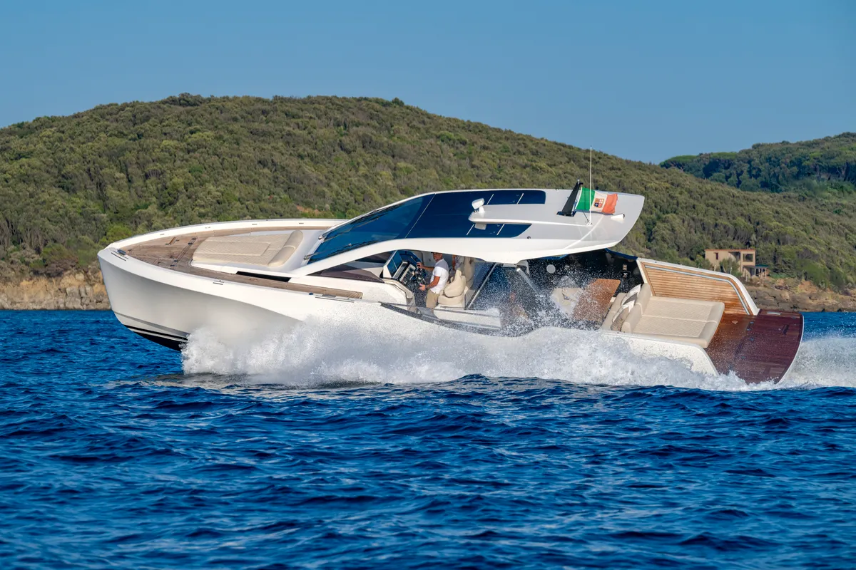 no_name, a Italia Yachts IY 43 Veloce motorboat at San Vincenzo, Italy