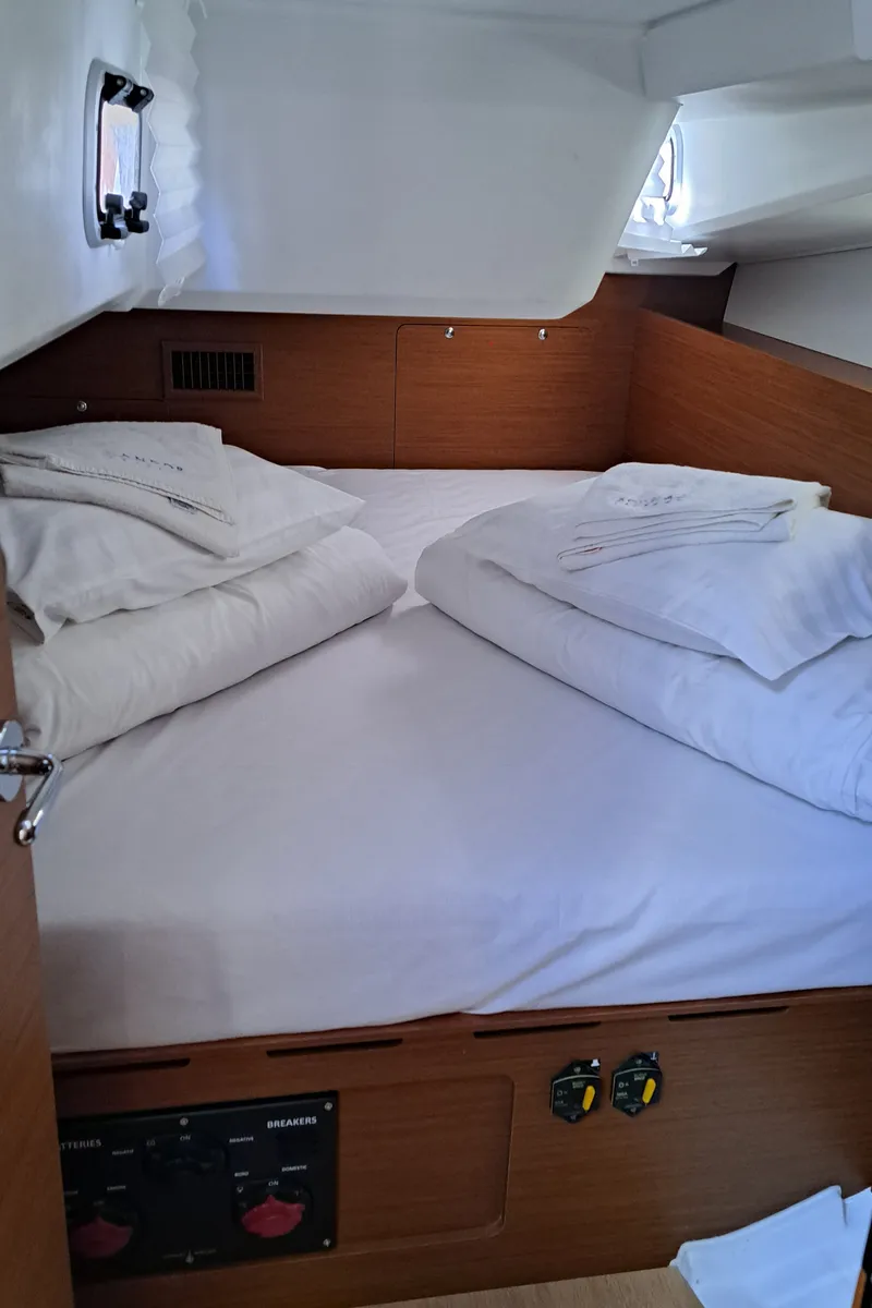 Cabin on Mirrmurr, a Jeanneau Sun Odyssey 490 sailboat at Kaštela, Croatia