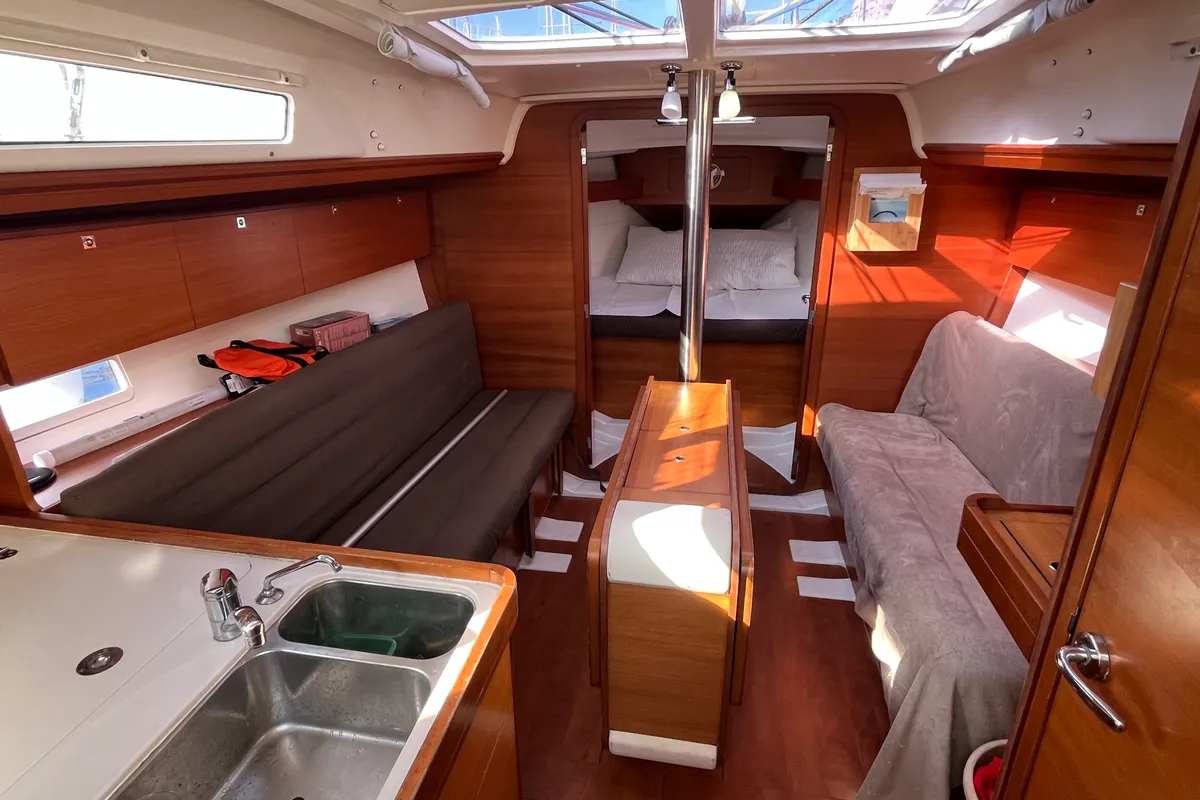 T'moana, a Dufour 350 GL sailboat at Marseille, France