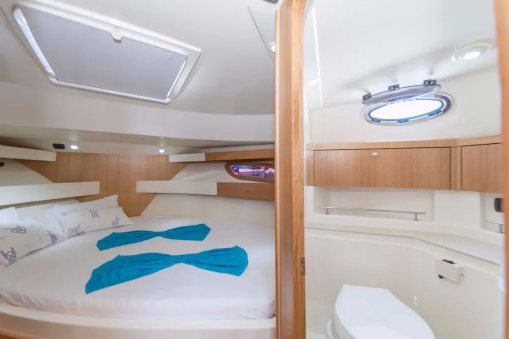 Cabin on Mira, a SAS - Vektor Adriana 36 motorboat at Jezera, Croatia