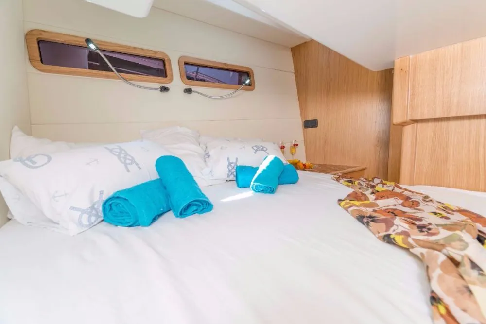 Cabin on Mira, a SAS - Vektor Adriana 36 motorboat at Jezera, Croatia