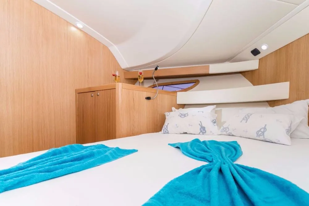 Cabin on Mira, a SAS - Vektor Adriana 36 motorboat at Jezera, Croatia