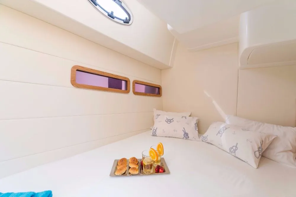 Cabin on Mira, a SAS - Vektor Adriana 36 motorboat at Jezera, Croatia