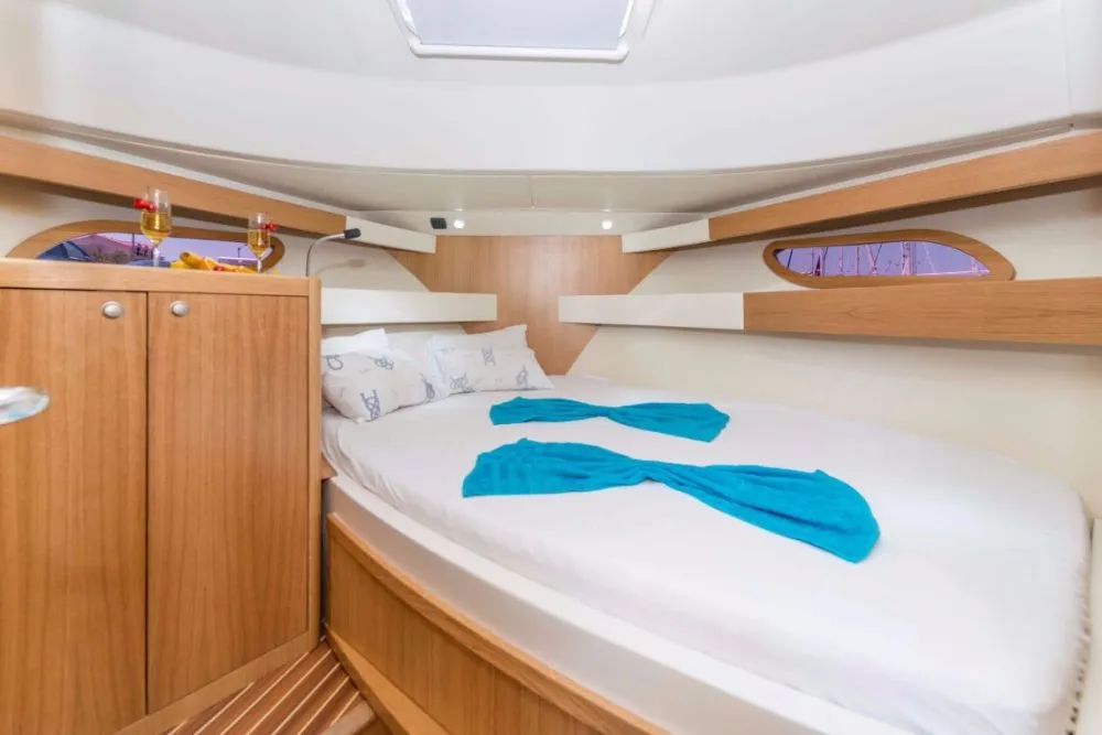 Cabin on Mira, a SAS - Vektor Adriana 36 motorboat at Jezera, Croatia